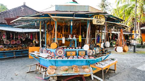 Belanja Souvenir di Pantai Karang Bolong